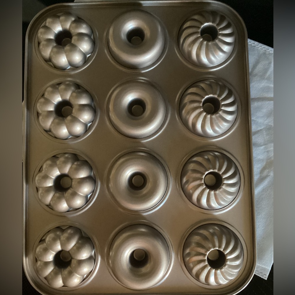 NWOT - Cookbook & donut pan.  PERFECT GIFT - Picture 5 of 7